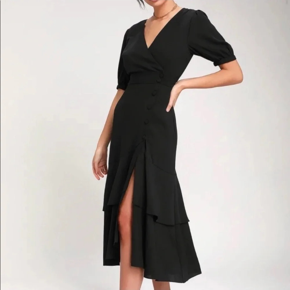 Lulus Black Cascading Ruffle Midi Dress Womenโs Size XS Short Sleeve